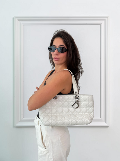 02-dior-cannage-white-leather-lady-modelka
