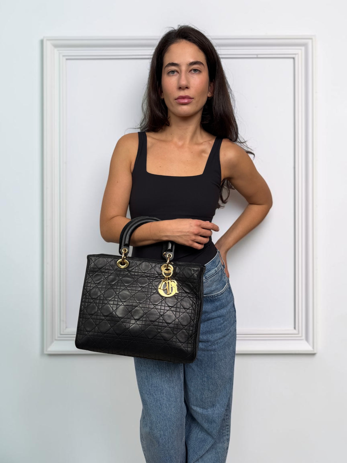 02-lady-dior-large-black-modelka
