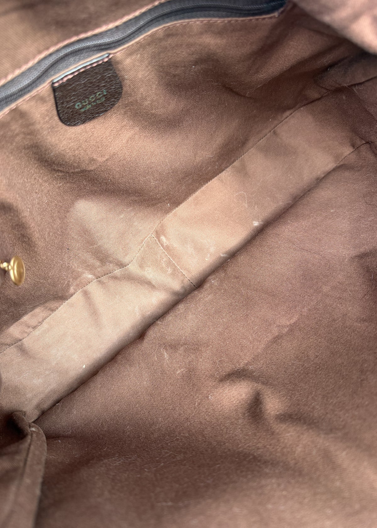 08-gucci-suede-bag-wnetrze