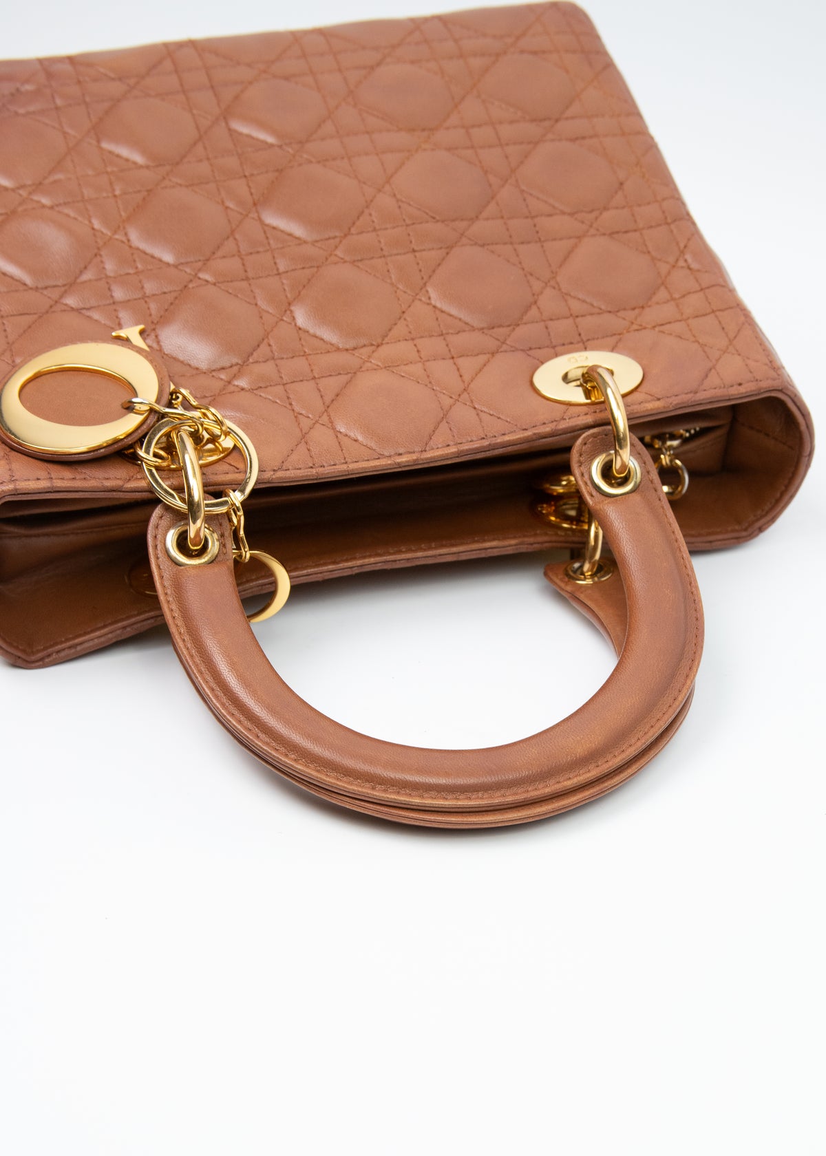 08-lady-dior-medium-brown-zoom-uchwyt