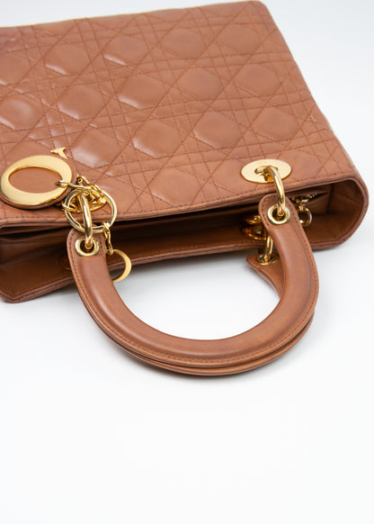 08-lady-dior-medium-brown-zoom-uchwyt