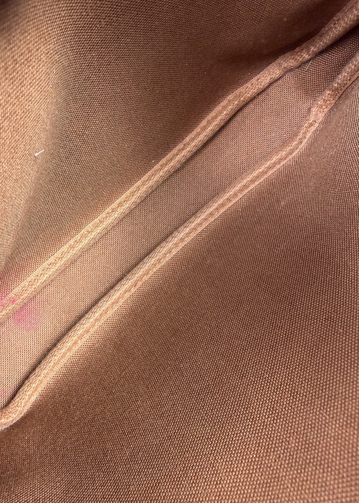 08-louis-vuitton-pochette-wnetrze