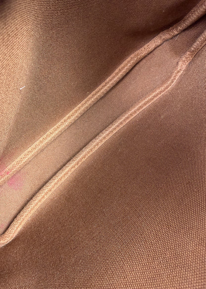 08-louis-vuitton-pochette-wnetrze