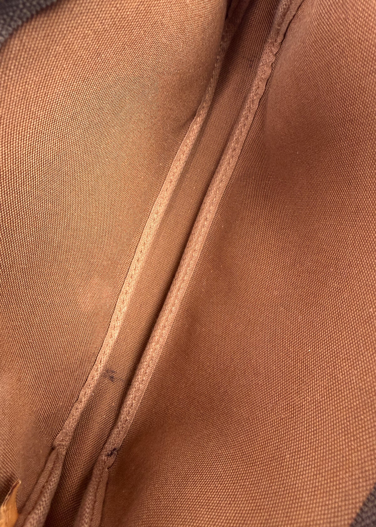 08-louis-vuitton-pochette-wnetrze