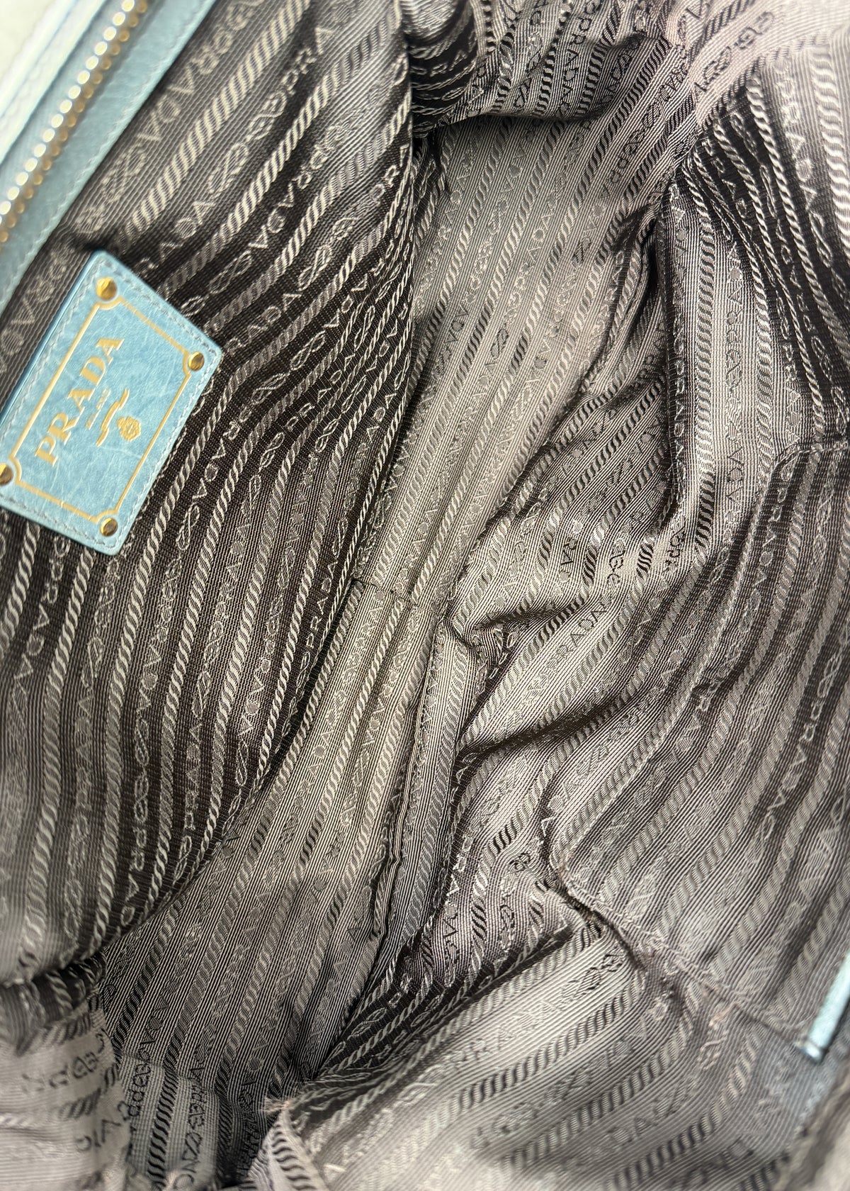08-prada-vitello-shine-wnetrze