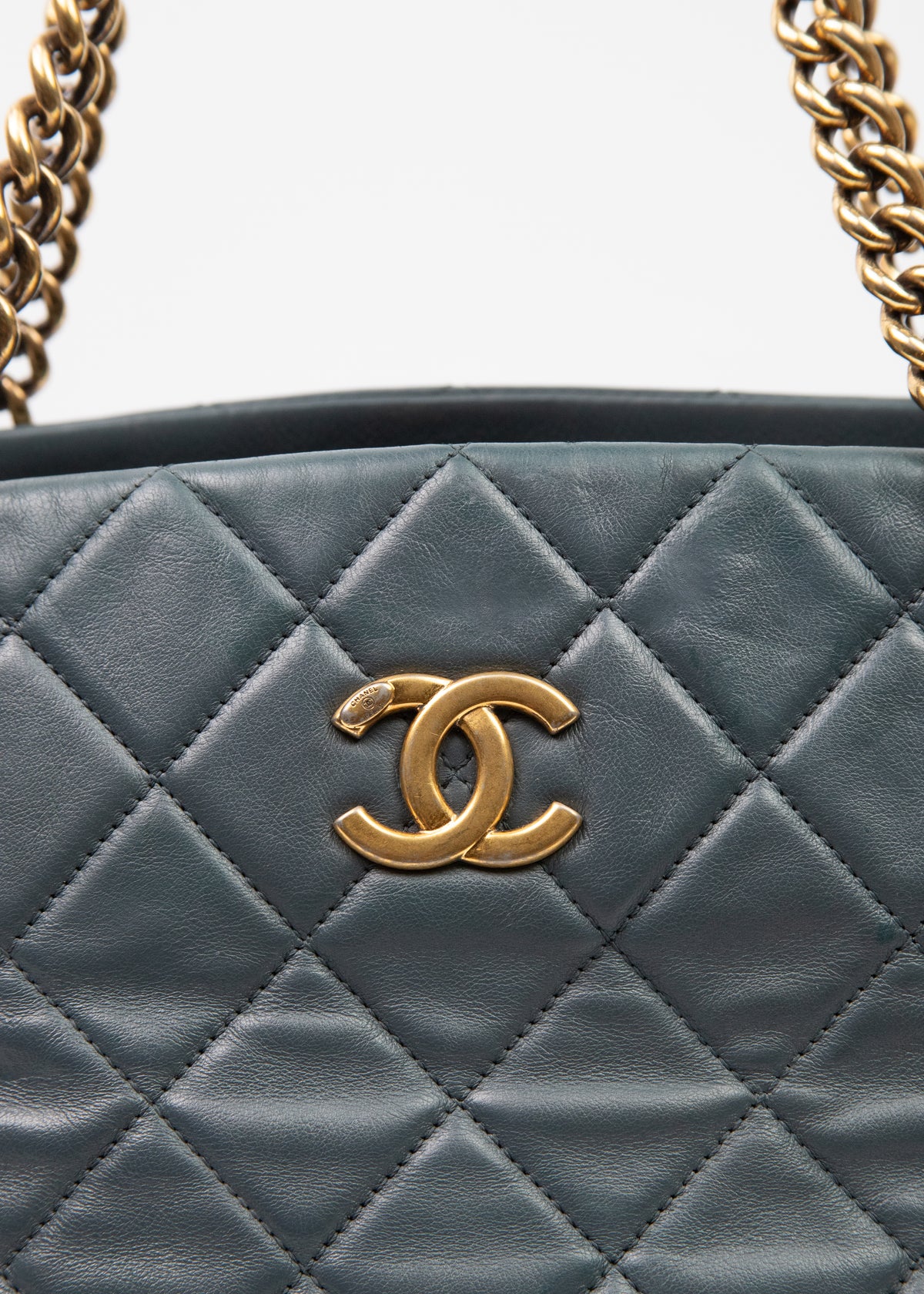 09-chanel-cc-crown-tote-zoom-logo
