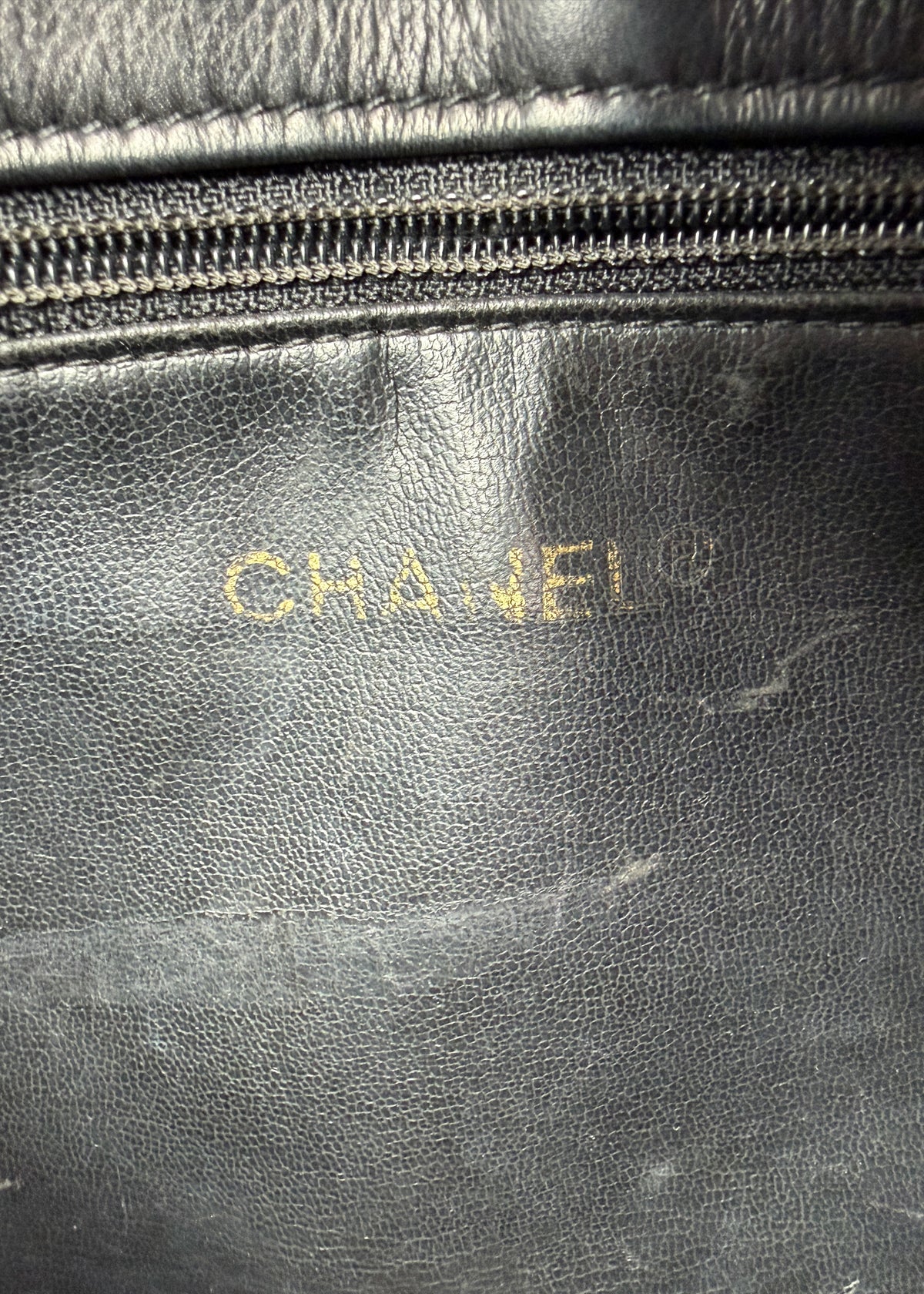 09-chanel-matelasse-tote-zoom-logo