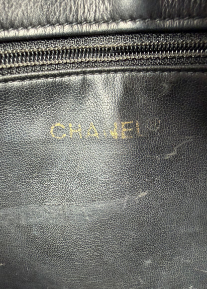 09-chanel-matelasse-tote-zoom-logo