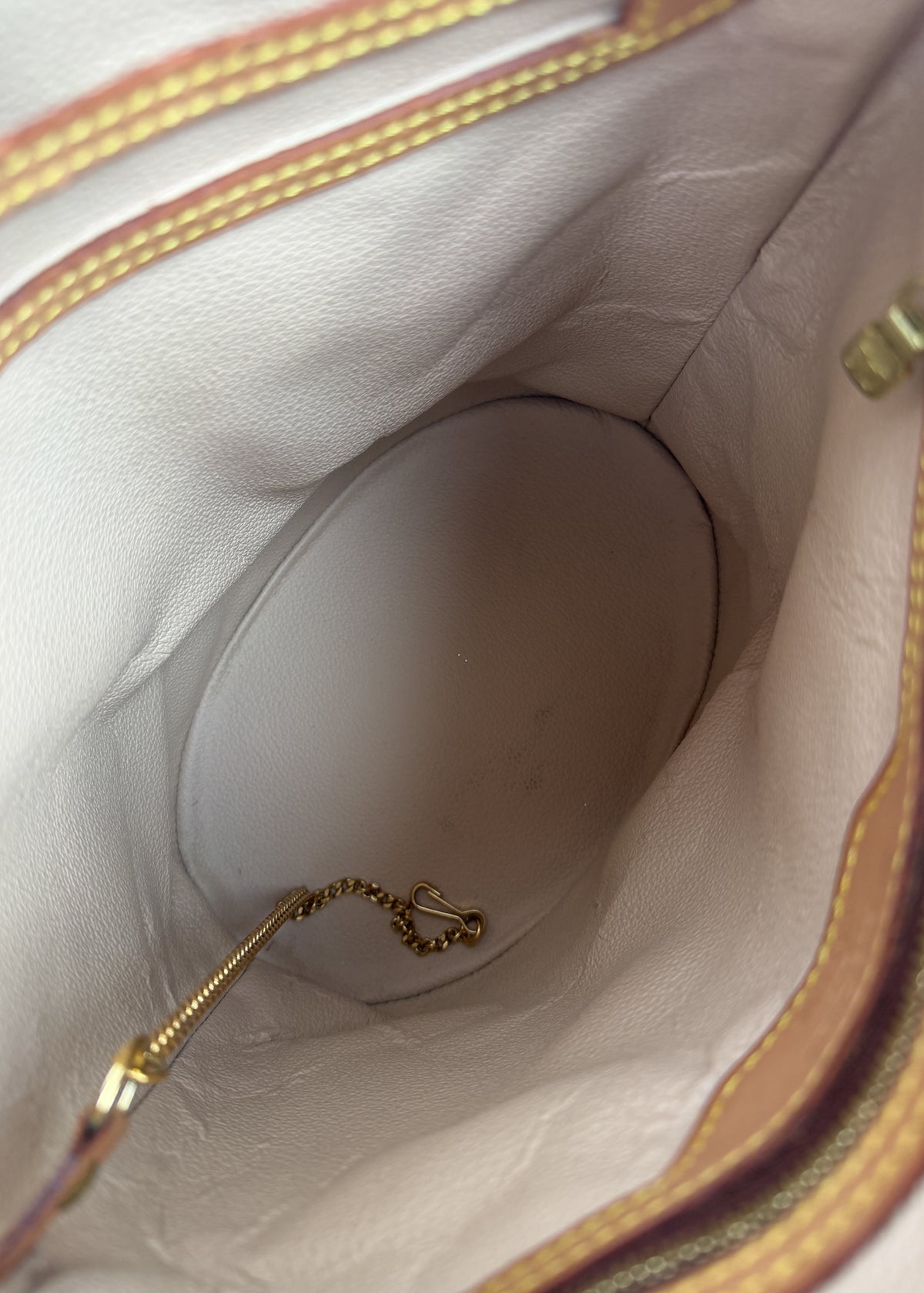 09-louis-vuitton-bucket-pm-wnetrze