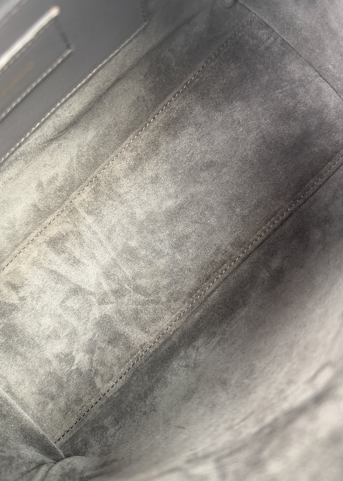 09-saint-laurent-duffle-grey-wnetrze