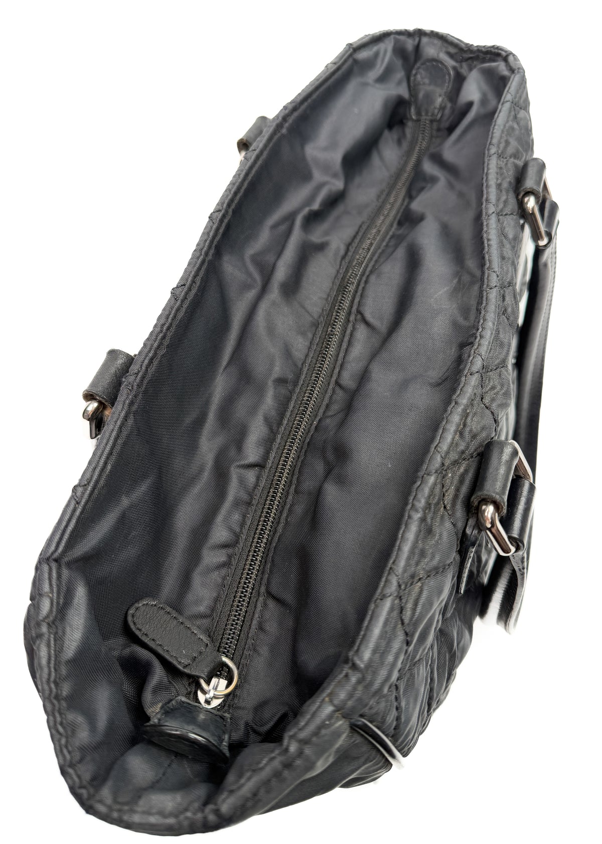 10-chanel-paris-new-york-quilted-nylon-wnetrze