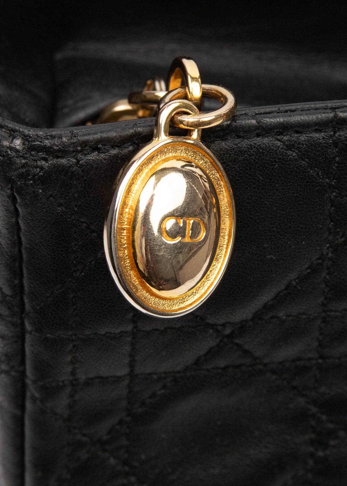 10-lady-dior-large-black-zoom-zawieszka