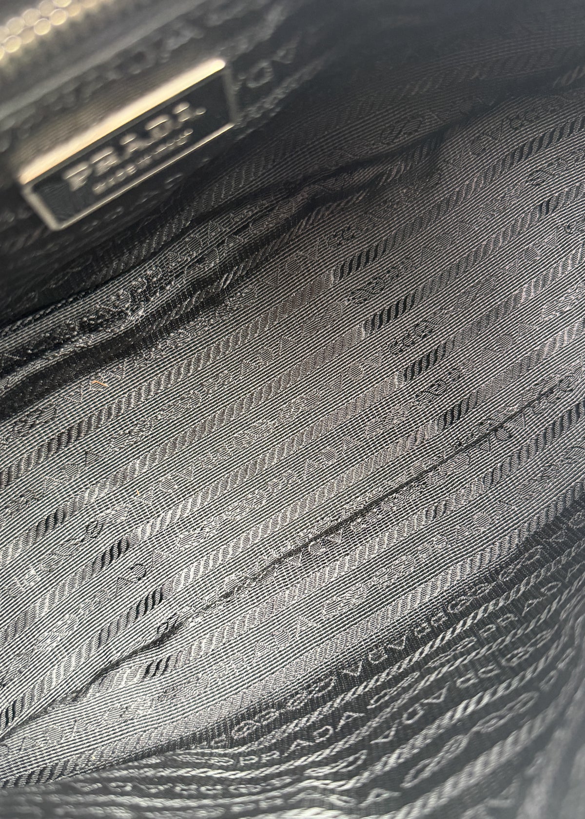 10-prada-double-pocket-calfskin-nylon-zoom-wnetrze