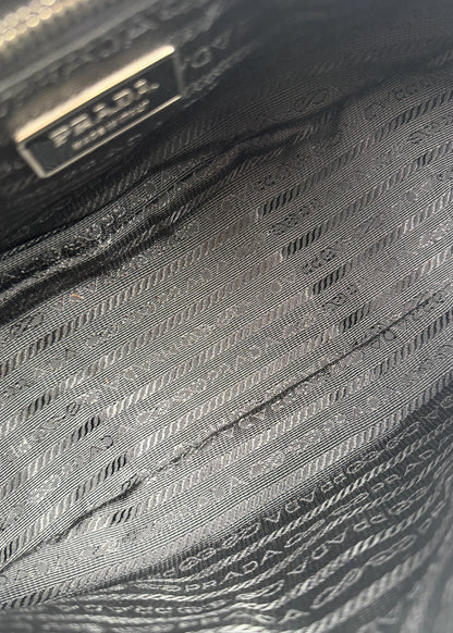 10-prada-double-pocket-calfskin-nylon-zoom-wnetrze