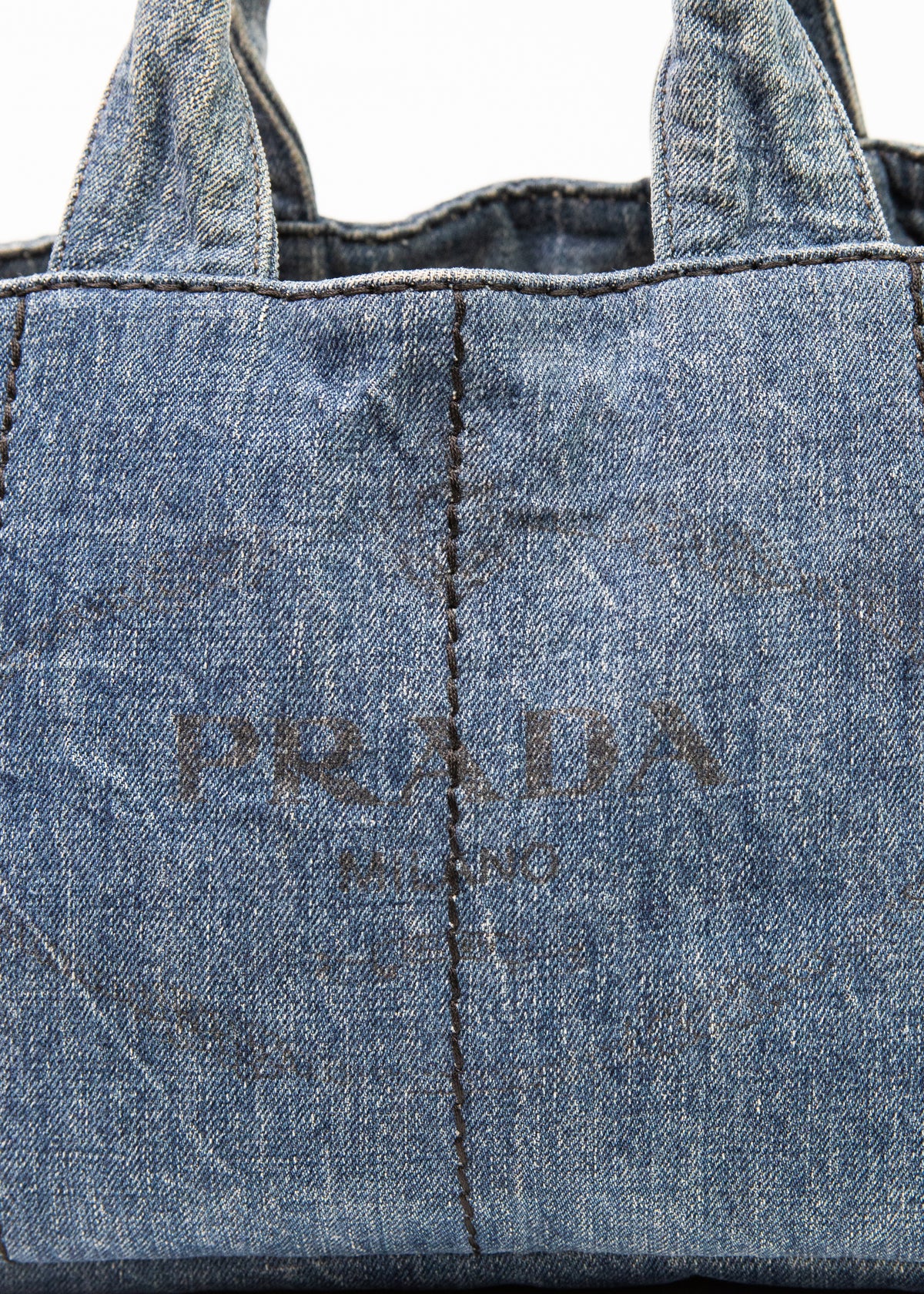 11-prada-canapa-tote-zoom-logo