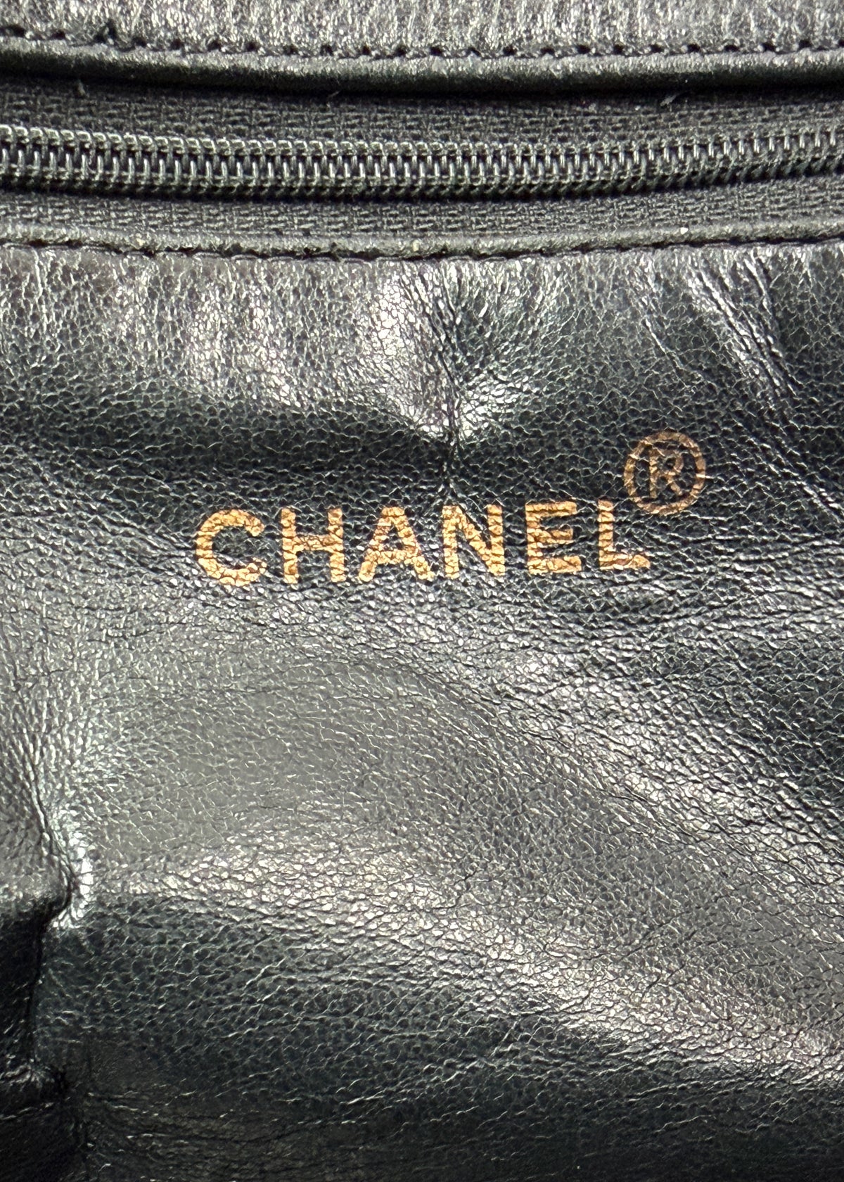 12-chanel-grand-shopping-caviar-zoom-metka