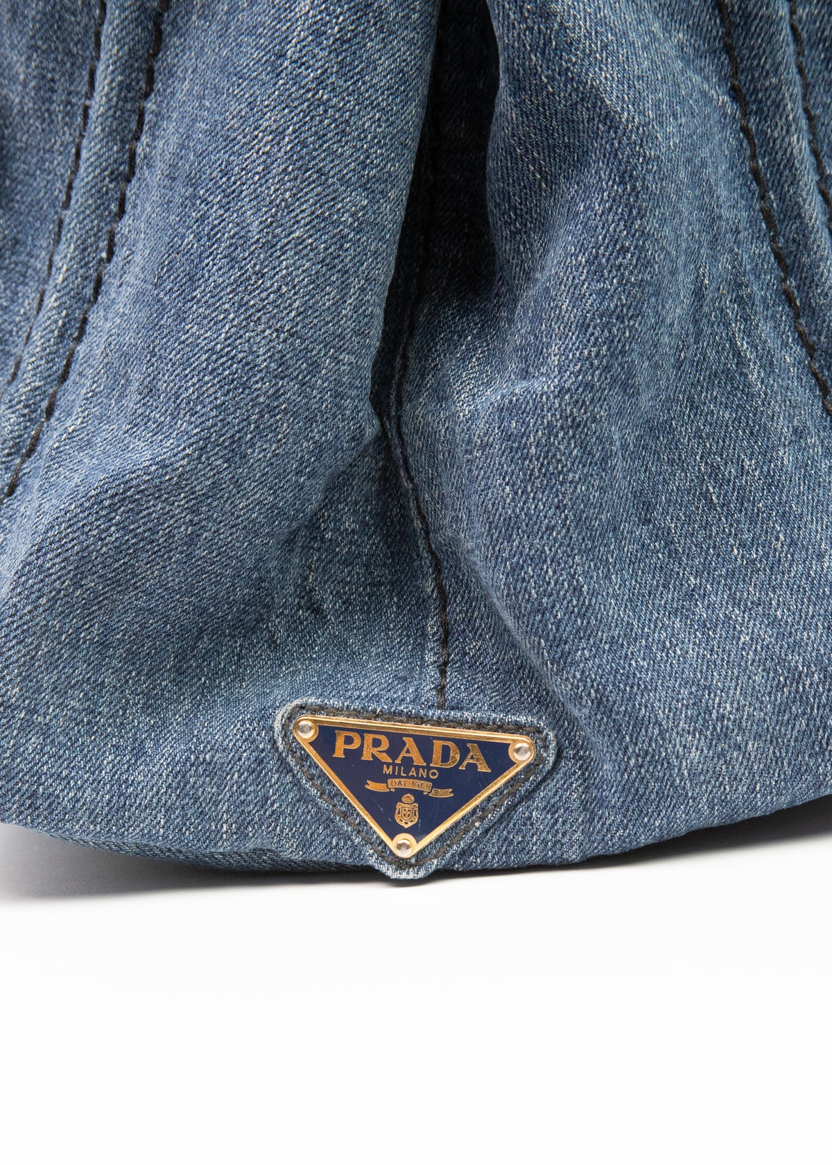 12-prada-canapa-tote-zoom-logo